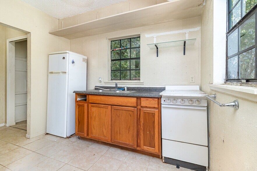 More Photos Of 2516 S Sanford Ave, Sanford Convenience Store For Sale