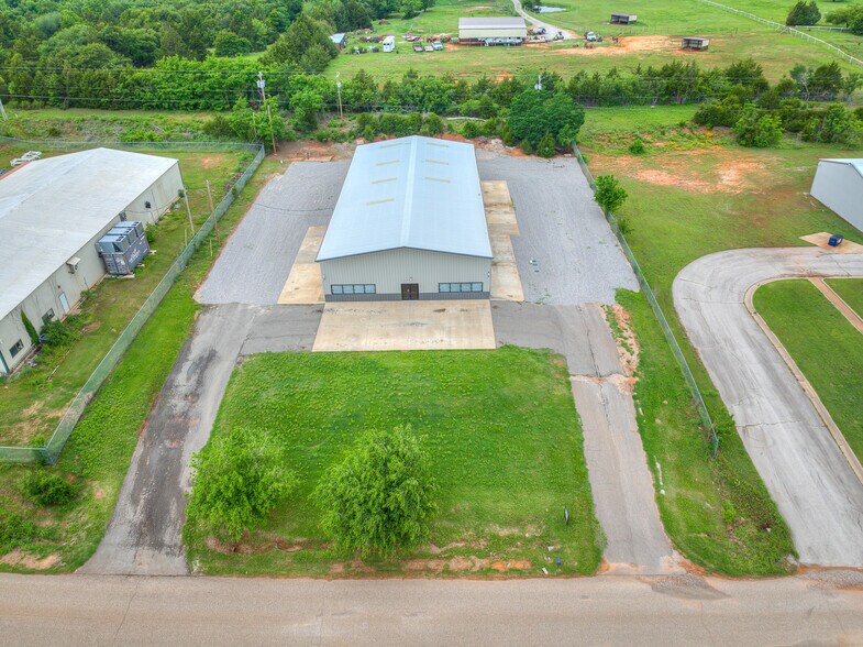 More Photos Of 6355 Boucher Dr, Edmond Showroom For Lease