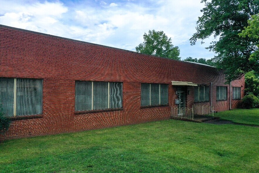 More Photos Of 2414 N Brevard St, Charlotte Warehouse For Lease