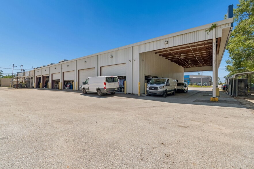 More Photos Of 9945 Race Track Rd, Tampa Industrial For Sale