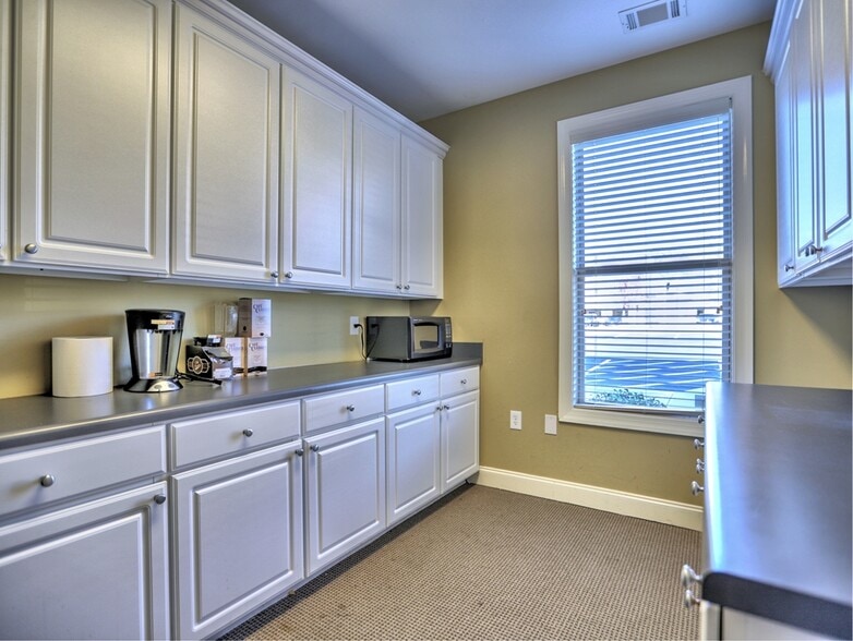 More Photos Of 2487 Cedarcrest Rd, Acworth Office For Lease