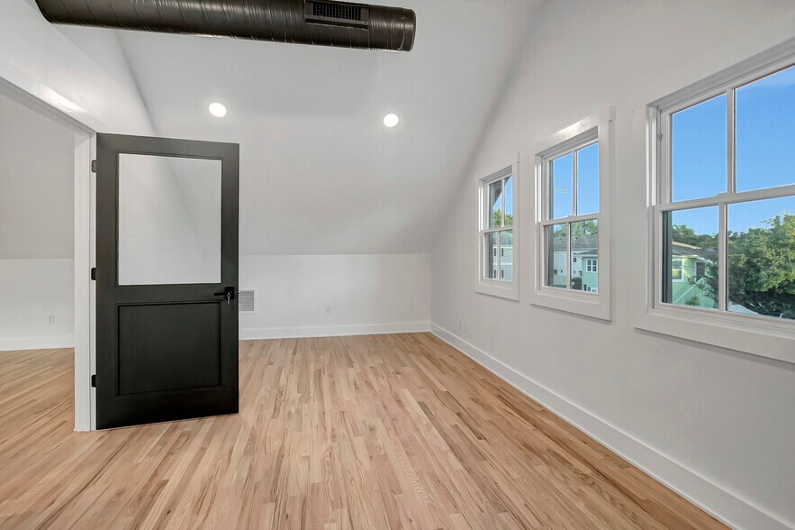 More Photos Of 2111 Cleveland St, Tampa Office For Sale