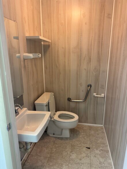 More Photos Of 1002 Manatee Ave, Bradenton Freestanding For Lease