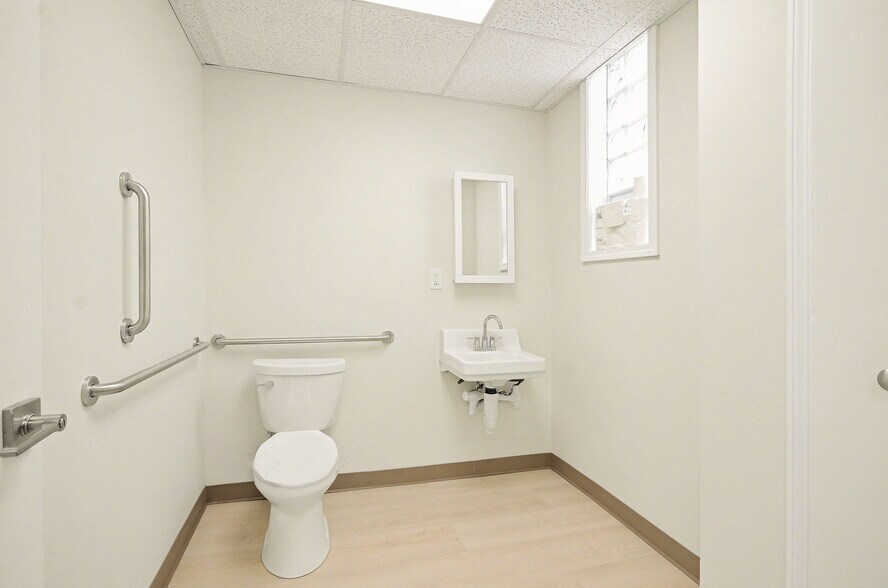 More Photos Of 28410 Harper Ave, Saint Clair Shores General Retail For Sale