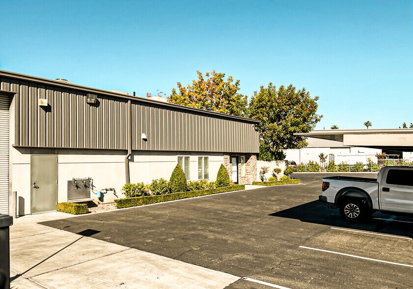 More Photos Of 4965 E Pontiac Way, Fresno Warehouse For Lease