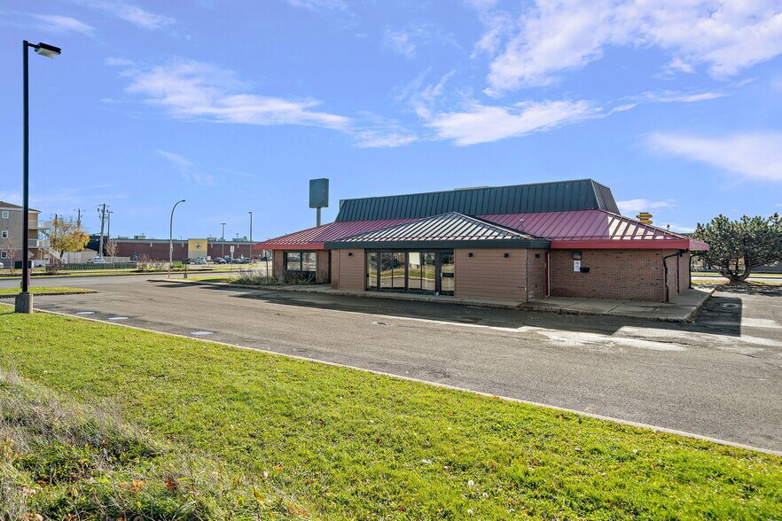 More Photos Of 920 Rue Douglas, St-Jean Freestanding For Sale