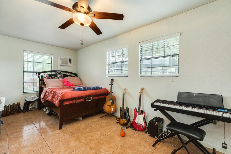 More Photos Of 2230 Nancy St, Alvin Specialty For Sale