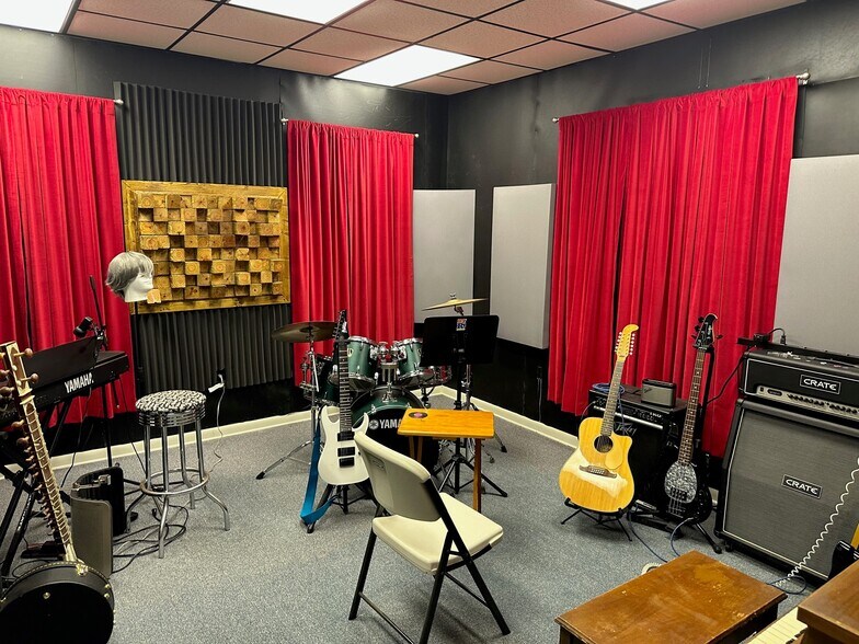 More Photos Of 325 Scarlett Blvd, Oldsmar Warehouse For Sale