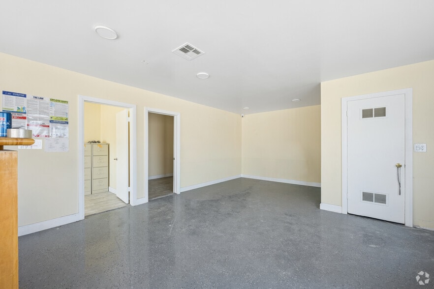 More Photos Of 10520 Magnolia Blvd, North Hollywood Office For Sale