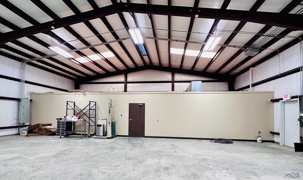More Photos Of 188 Technology Ln, Gray Warehouse For Lease