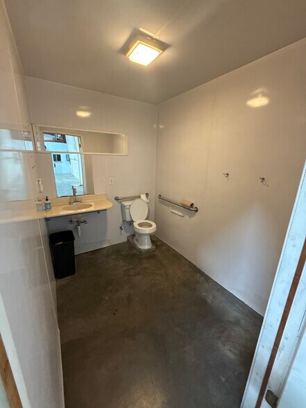 More Photos Of 1223 Crestdell Dr, Duncanville Warehouse For Lease