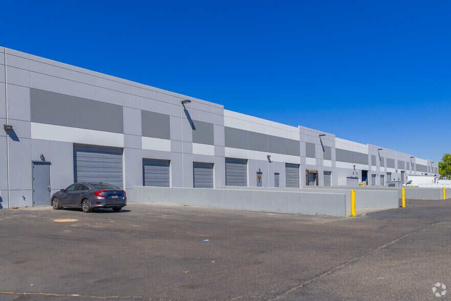 More Photos Of 13765 W Auto Dr, Goodyear Distribution For Lease