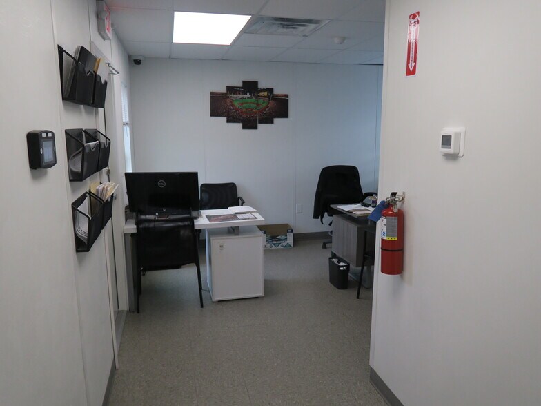 More Photos Of 6011 Skyline Dr, Houston Auto Dealership For Lease