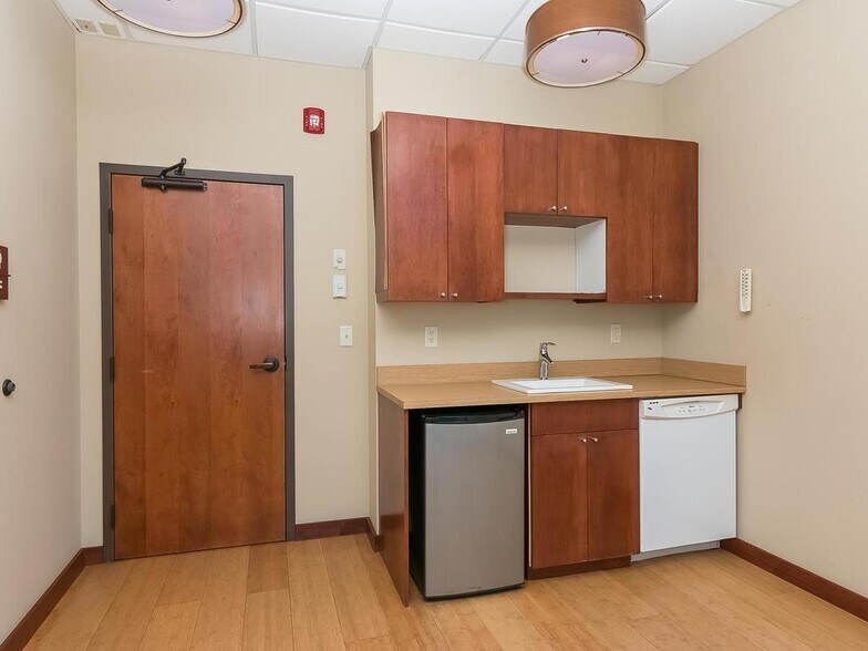 More Photos Of 4100 Spring St, Spring Park Storefront Retail Residential For Lease