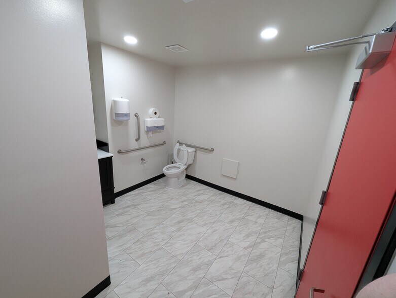 More Photos Of 4950 S Broadway St, Wichita Freestanding For Lease