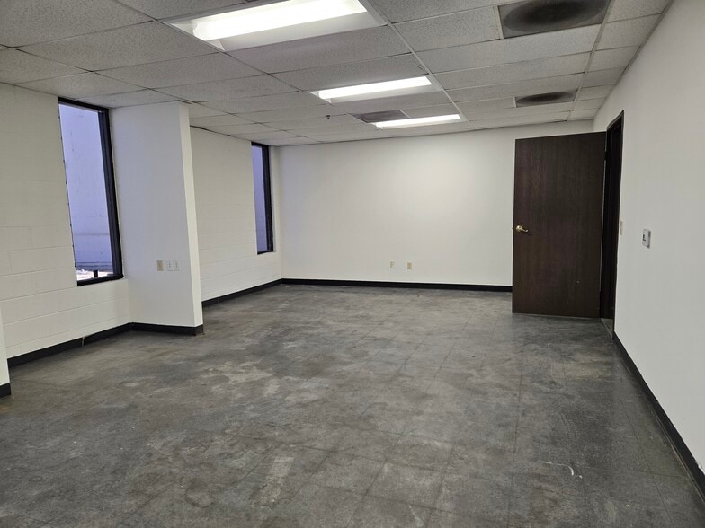 More Photos Of 6919 Hayvenhurst Ave, Van Nuys Warehouse For Lease