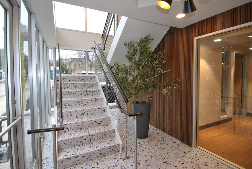 More Photos Of 2120 Montrose Blvd, Houston Office For Lease