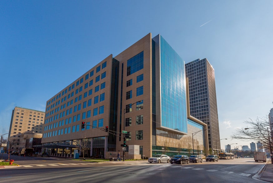 More Photos Of 331 W Surf St, Chicago Medical For Lease