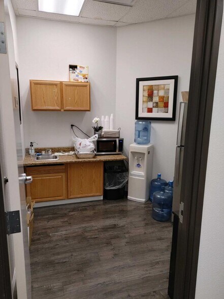 More Photos Of 8867 W Flamingo Rd, Las Vegas Office For Sale