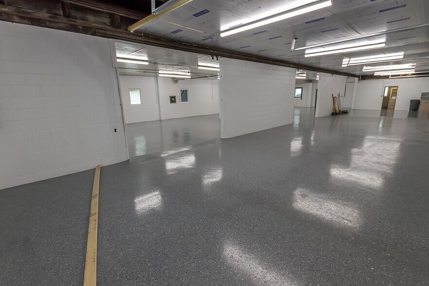 More Photos Of 925 Virginia St, Shelbyville Warehouse For Lease