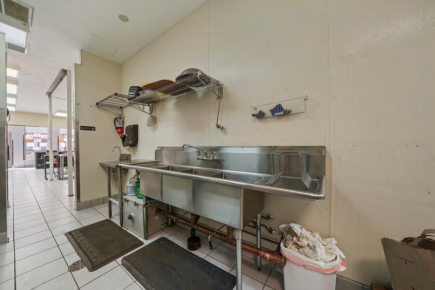 More Photos Of 907 N Damen Ave, Chicago Storefront Retail Residential For Lease