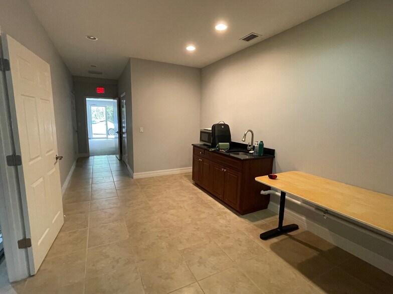 More Photos Of 2427 Porter Lake Dr, Sarasota Flex For Sale