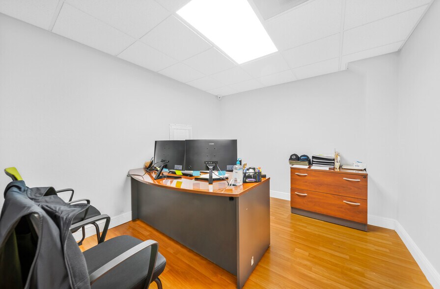 More Photos Of 7901-8195 NW 67th St, Miami Warehouse For Lease