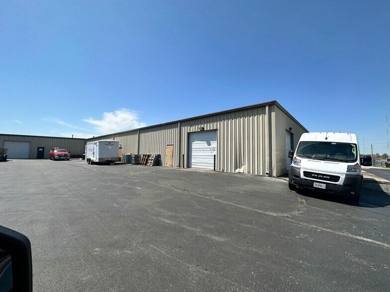 More Photos Of 2102-2112 W Vista, Springfield Light Manufacturing For Lease