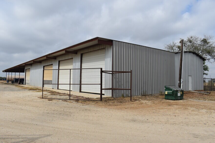 More Photos Of 204 Pr Cardinal Ln, Jourdanton Warehouse For Lease