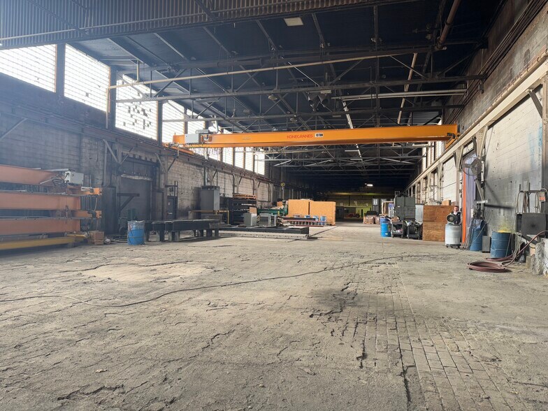 More Photos Of 30 Harris St, Putnam Warehouse For Lease