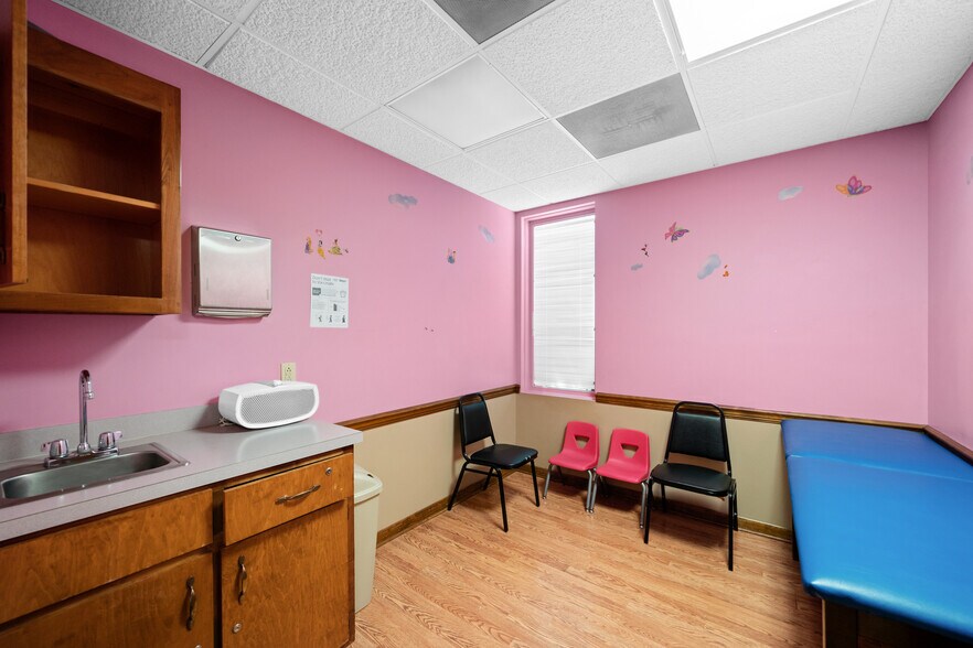 More Photos Of 106 W Myrtle Ave, Foley Office For Sale