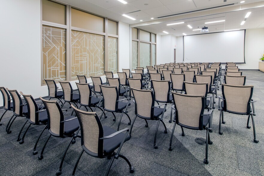 More Photos Of 800 LaSalle Ave, Minneapolis Office For Lease