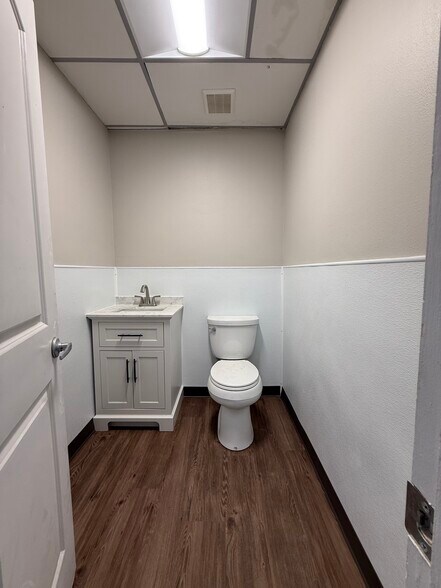 More Photos Of 1018 W Main St, Arlington Medical For Lease