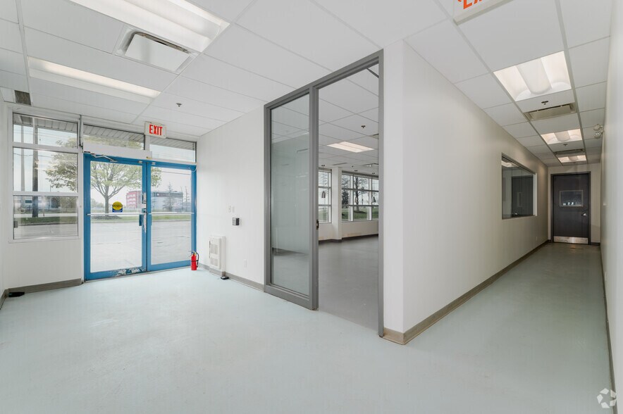 More Photos Of 2351 Upper Middle Rd E, Oakville Warehouse For Lease