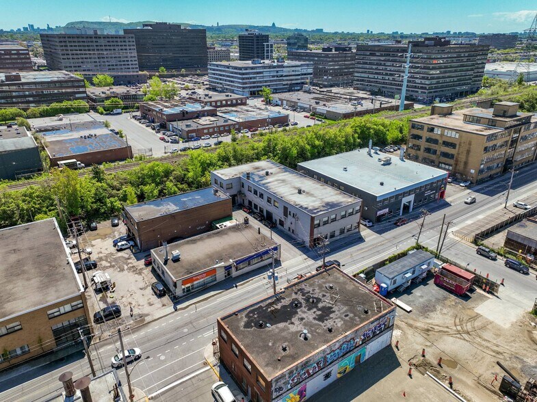 More Photos Of 350 Rue De Port-Royal O, Montréal Distribution For Sale