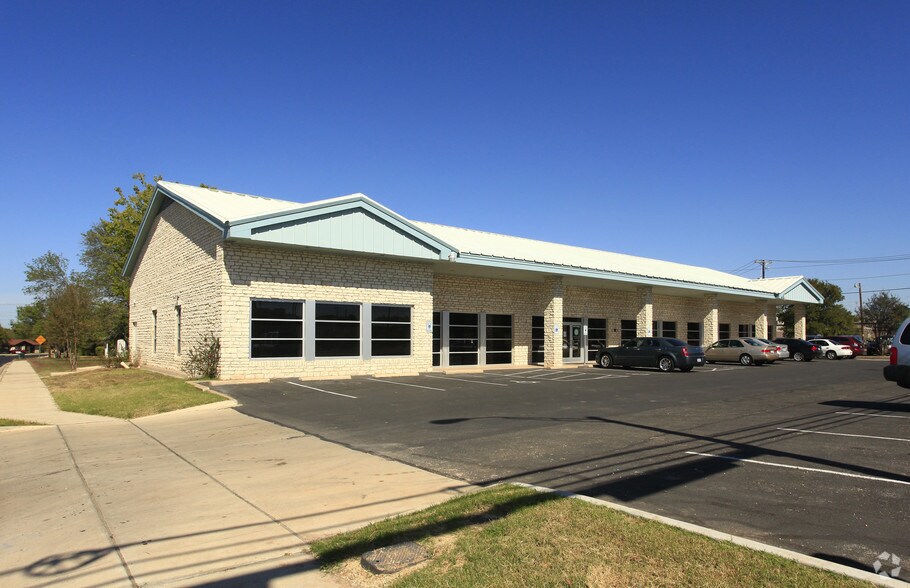 More Photos Of 805 W University Ave, Georgetown Storefront For Lease