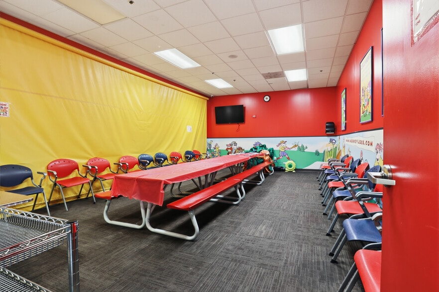 More Photos Of 23520 Overland Dr, Sterling Unknown For Lease