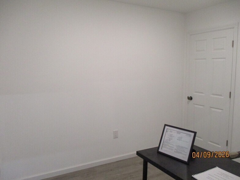 More Photos Of 67 Woodside Pl, Newark Flex For Sale