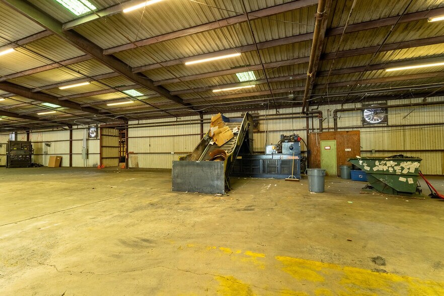 More Photos Of 89 Green St, Warner Robins Warehouse For Sale