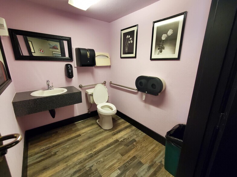 More Photos Of 295 S Broadway, Coos Bay Restaurant For Sale