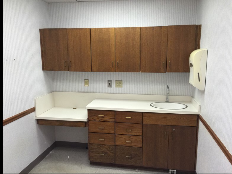 More Photos Of 715 E Broadway St, Fortville Freestanding For Lease