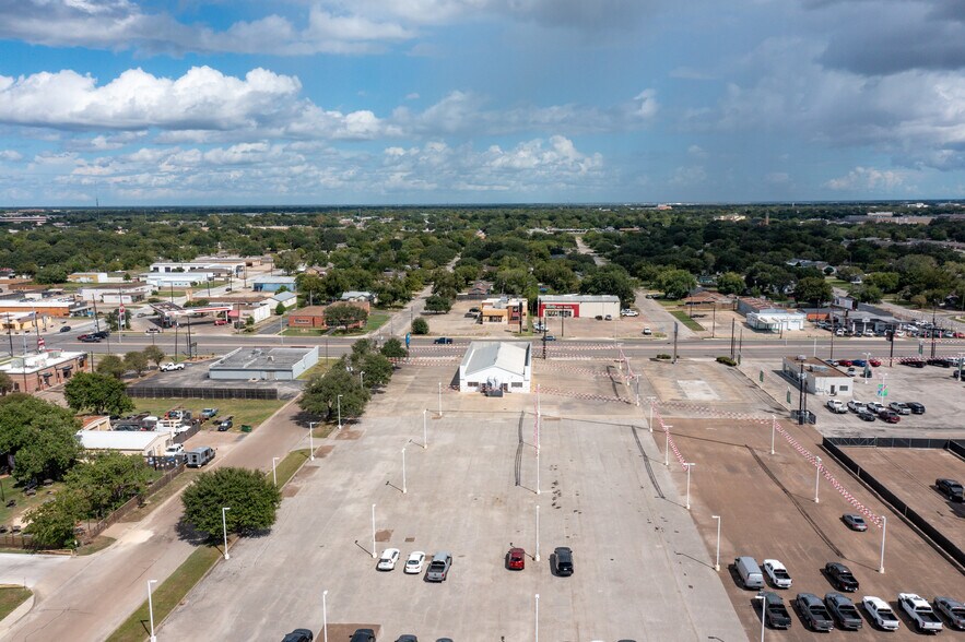 More Photos Of 3407 Navarro St, Victoria Flex For Sale