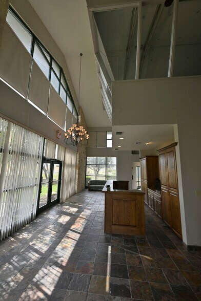 More Photos Of 116 Kestrel Dr, Spring Branch Loft Creative Space For Lease
