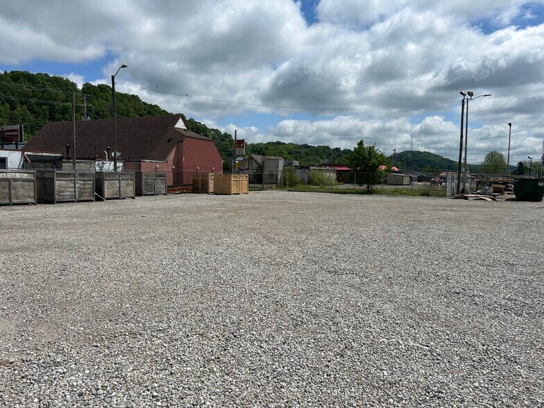 More Photos Of 555 29th St W, Charleston Service For Lease