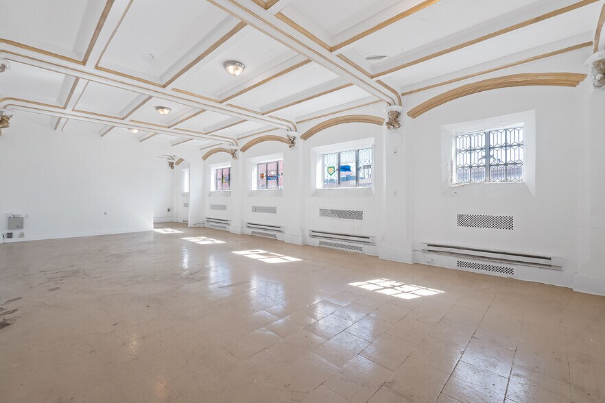 More Photos Of 18 Green St, Newark Storefront Retail Office For Lease