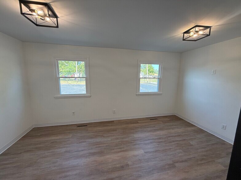 More Photos Of 522 W 8th St, Anderson Office For Lease