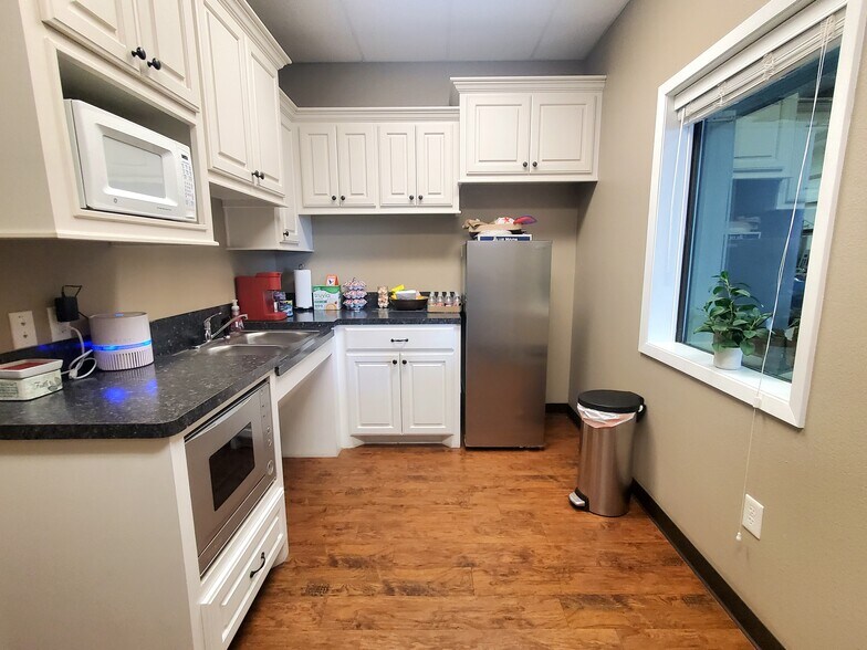 More Photos Of 2418 N Frazier St, Conroe Light Manufacturing For Lease