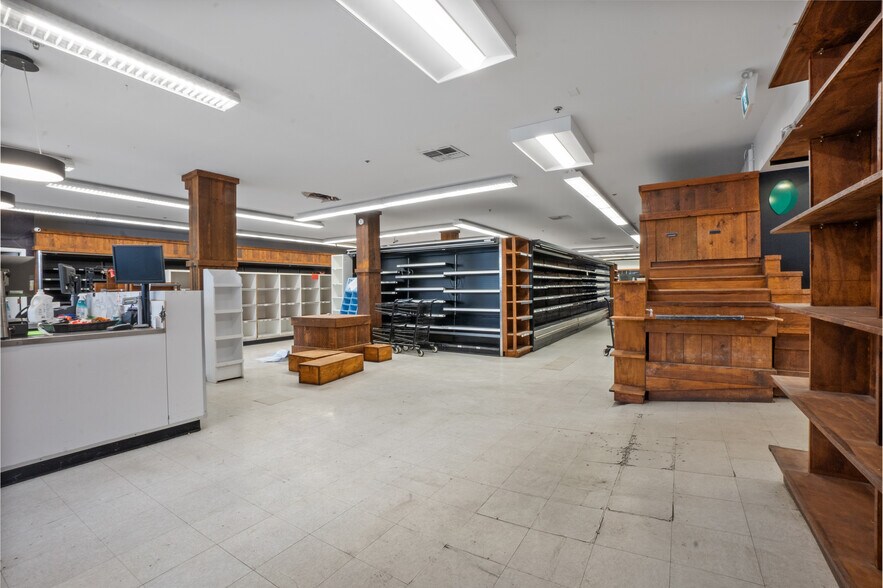 More Photos Of 3930-3932 St Ontario E, Montréal Storefront Retail Residential For Sale