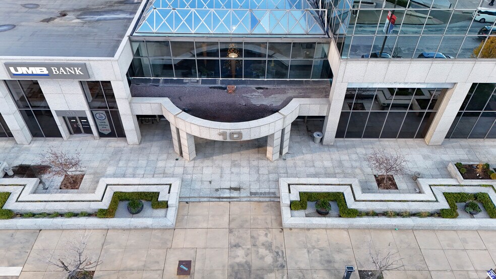 More Photos Of 10 S Broadway, Saint Louis Office For Lease