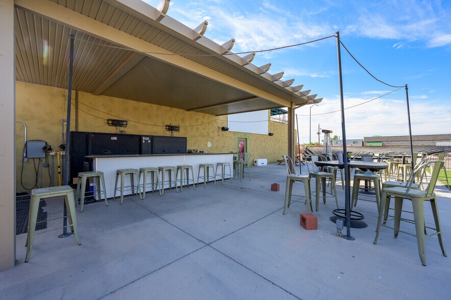 More Photos Of 877 Hancock Rd, Bullhead City Bar For Sale